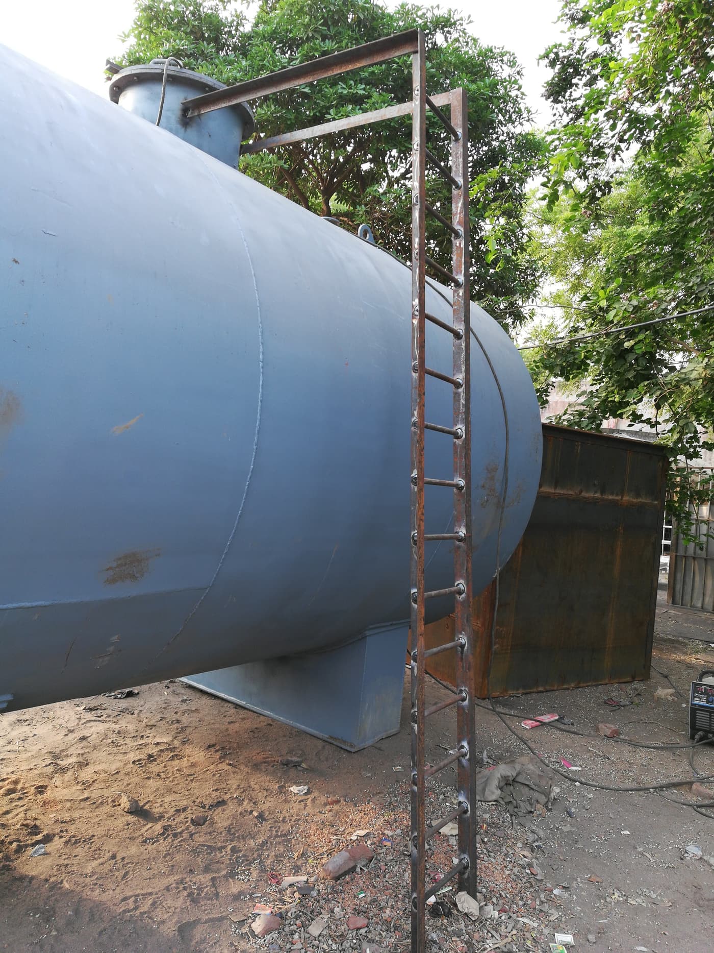 Pressure vessel with access ladder