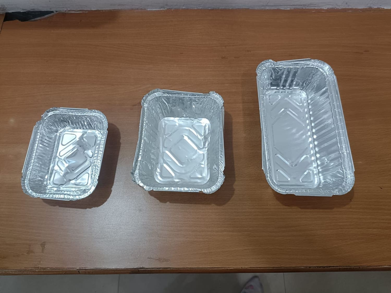 Aluminium foil food containers in three sizes
